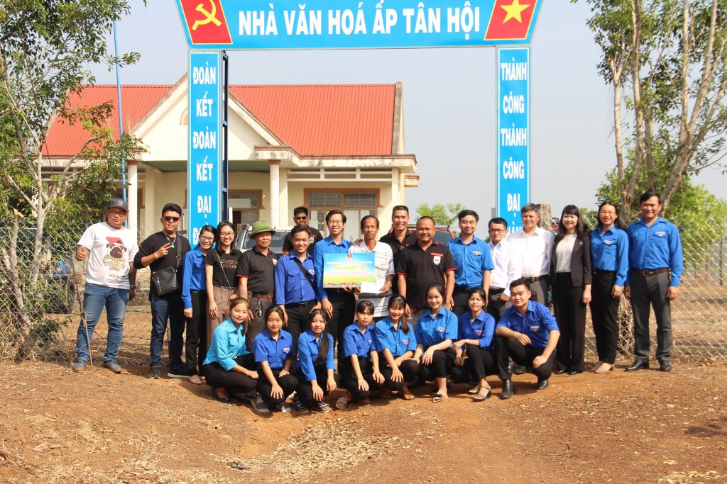 Đoàn Thanh niên VRG tặng quà “Xuân biên giới”